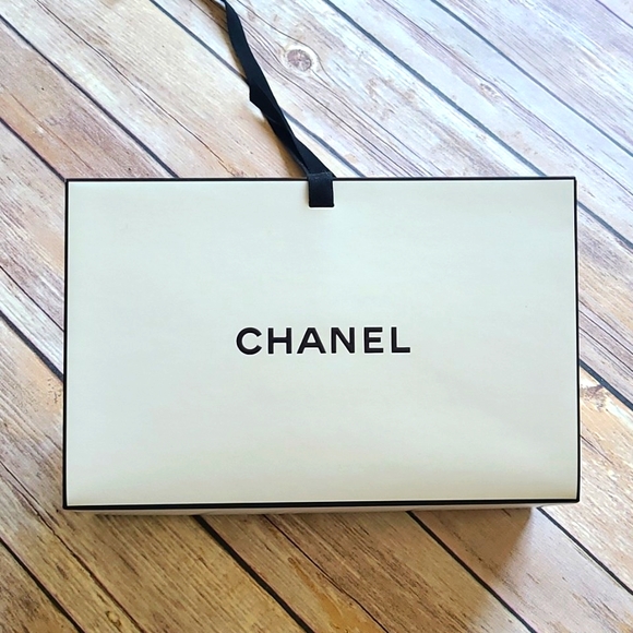 CHANEL gift box - Picture 3 of 4
